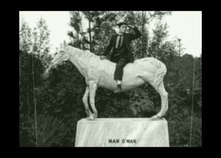 buster_keaton_statue_molle_cheval_mou_general_commemoration_guerre_defile_armee_la_patrie_mollement_reconnaissante.gif
