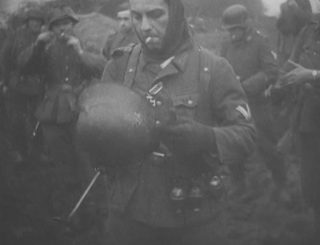 croix de guerre comment fumer avec un casque.gif