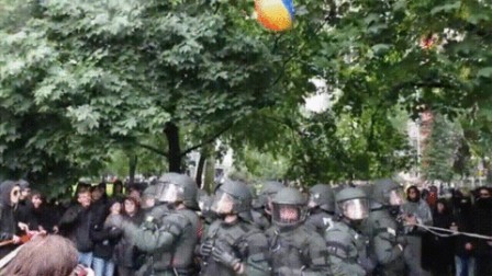 police_paris_plage_violence_ballon.gif