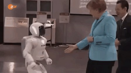 un_robot_refuse_de_serrer_la_main_d_Angela_Merkel.gif