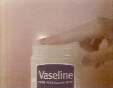 vaseline protection des lèvres.gif