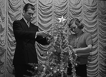 Jimmy Stewart and Margaret Sullavan decorate the Christmas tree in The Shop Around the Corner 1940 noel.gif