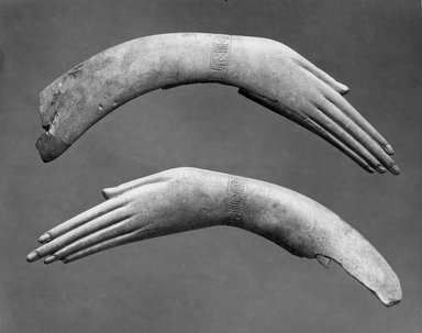 Pair_of_Ivory_Clappers_in_Form_of_Human_Hands_Egypt_Brooklyn_Museum_geste_de_defense_main.jpg