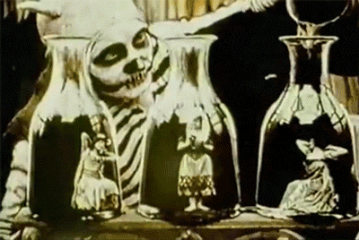 The_Red_Spectre_1907_directed_by_Segundo_de_Chomon_une_femme_bien_hydratee.gif