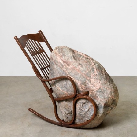 Alicja Kwade rock in chair un rocher dans un fauteuil