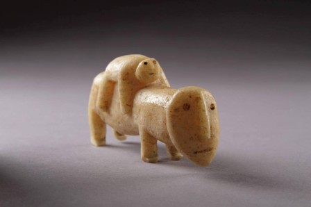 Anthropomorphic Figure of a Polar Bear with its Cub. Medium Carved Walrus Ivory Culture Native Alaskan Date c. 1800 to 1900 Place of origin Bering Sea histoire d'ivoire.jpg, déc. 2023