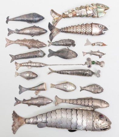 Boîte à épices d'Autriche en forme de poisson en argent et un groupe de dix-sept modèles de poissons articulés en métal argenté