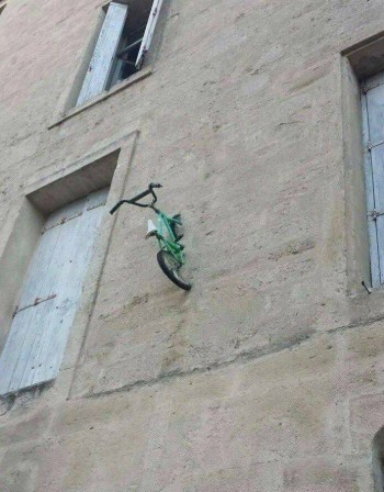 Carré Sainte Anne à Montpellier musée et lieu d'exposition le vélo qui monte sur la façade c'est au pied du mur qu'on voit le cycliste