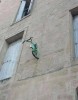 Carré Sainte Anne à Montpellier musée et lieu d'exposition le vélo qui monte sur la façade c'est au pied du mur qu'on voit le cycliste