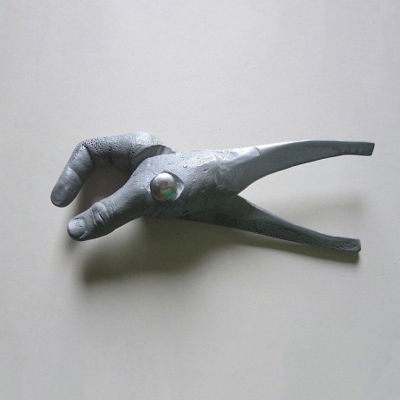 Courtney Kessel @courtneykesselart Pliers metal 2011 outil anthropomorphique pouce opposable la main humaine est un outil formidable.jpg, janv. 2024