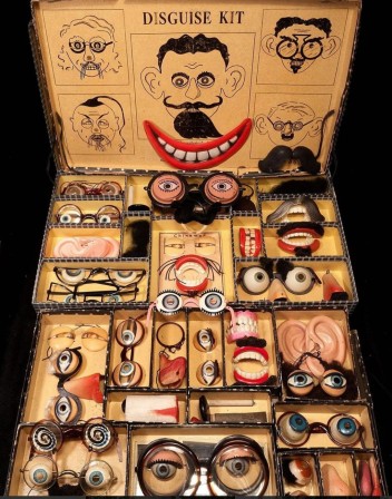 Disguise Kit 1930s intelligence artificielle la reconnaissance faciale ne me fait pas peur