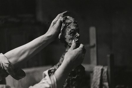 Ernst Scheidegger - Alberto Giacometti's hands modelling, Paris ca. 1960 la tête entre ses mains