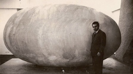 Federico Peralta Ramos prix national de l'Institut Di Tella en 1965 avec une sculpture d'un œuf géant en plâtre et en bois souvenir de Sisyphe