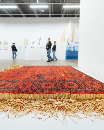 Hadi Rahnaward, Fragile Balance maquettisme en allumettes le tapis social semblait prêt à s'enflammer
