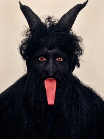 Halloween costume traditionnel de Krampus créature anthropomorphe et démoniaque issue du folklore de Noël des régions alpines d'Europe centrale