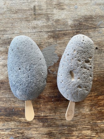 Joost Benthem âge de pierre préhistoire 3000 av JC l'homme invente la glace sur bâtonnet. il faudra ensuite plusieurs millénaires avant d'inventer la crème glacée