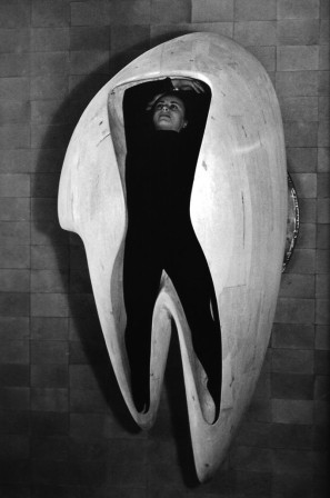 Sculptress Marta Pan inside her sculpture Equilibre 1957  Ph. Gérard Ifert ma vie dans une molaire dent.jpg, janv. 2024