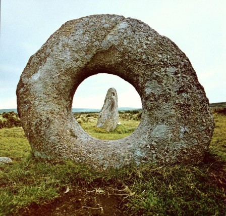 Unknown polygonal stone and upright triangular stone Cornwall 3000 to 2001 BC l'origine du donut