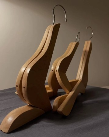 Victor Kammeijer (Dutch) @studiokammeijer Hook me up (2025) Assemblage, made of six wooden clothes hangers cintres trouples l'amour à trois comment ça marche