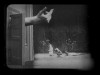 la main d'Alice la géante sort d'une toute petite porte et fait signe de l'index aux animaux