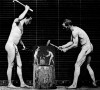 Bill Domonkos Two blacksmiths. Photogravure after Eadweard Muybridge, 1887.gif, déc. 2020