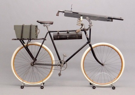 Columbia model 40 Military Cavalry Bicycle with machine gun Colt-Browning M1895, USA, the end of the XIX century vélo de guerre arme.jpg