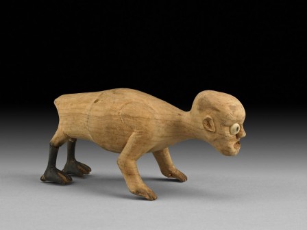 Figurine d'esprit Tupilak du Groenland British Museum 1944 Evil spirit figure carved of wood Made by Angmagssalik Eskimo-Aleut East Greenland.jpg, mar. 2021