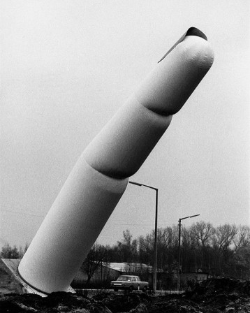 Haus-Rucker-Co, 14-metre inflatable index finger by the motorway to Nuremberg Airport, Symposion Urbanum Nürnberg, 1971  j'ai une question.jpg, mai 2020