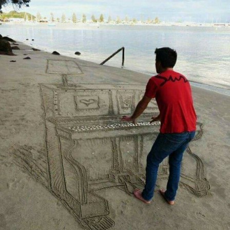 Jamie Harkins land-Art anamorphique piano 3D dans le sable il jouait du piano debout sur la plage.jpg, juil. 2020