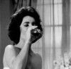 La Chatte sur un toit brûlant (Cat on a Hot Tin Roof) Richard Brooks 1958 Eslisabeth Taylor alcool apéro.gif, janv. 2021