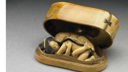 Netsuke. Box with a Japanese couple making love Made of partially lacquered ivory Signed Made by Masanao Kyoto Edo Period Late 18th century restons couchés.png, déc. 2020
