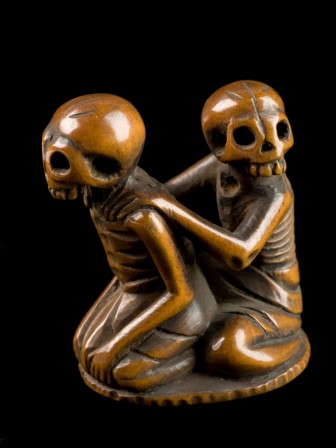 Netsuke of Two Skeletons wood 19th century Science Museum, London, UK.jpg, nov. 2020