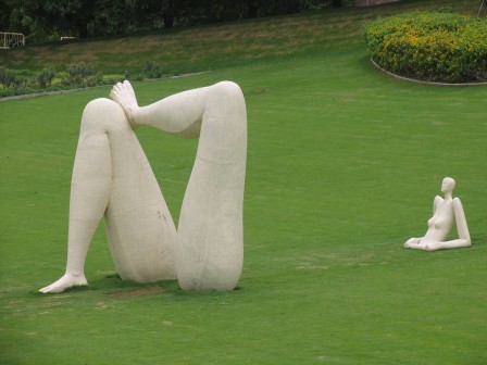 sculpture la femme dans le jardin.jpg, déc. 2021