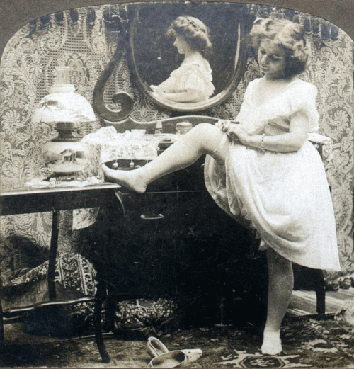 1904 stereoview card Tying Her Garter attacher sa jarretière.gif, sept. 2021