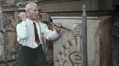 1946 - Paul Bebert, who was interned in a concentration camp for many years for being a union organiser removes swastikas from the now liberated union building in Hamburg guerre nazi.gif, mai 2021