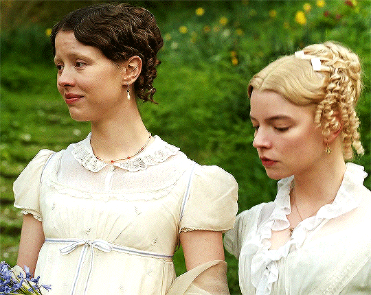 ANYA TAYLOR-JOY and MIA GOTH in EMMA 2020 Et les Shadoks pompaient.gif, avr. 2021