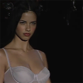 Adriana Lima for Victoria’s Secret défilé lingerie.gif, déc. 2019