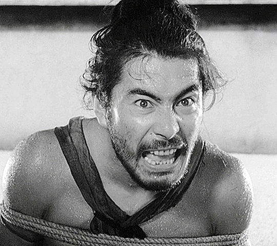 Akira Kurosawa TOSHIRŌ MIFUNE as Tajōmaru, the bandit in RASHŌMON (1950) corde et puis j'avais découvert le bondage.gif, janv. 2021