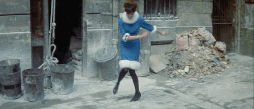 Anna Karina danser sur le pas de la porte.gif, mar. 2020