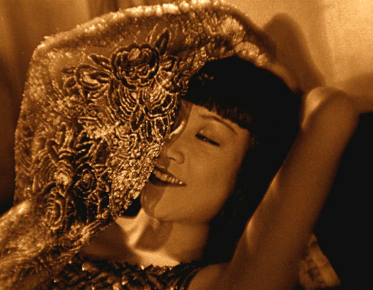 Anna May Wong in Piccadilly (1929) je te couvrirai d'or.gif, déc. 2021