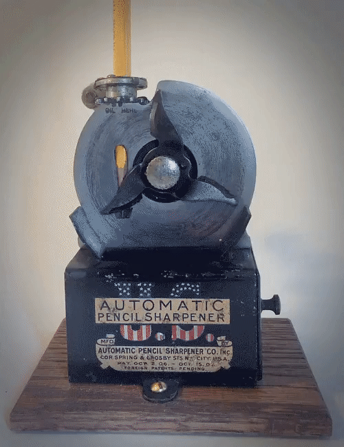 Antique pencil sharpener rentrée des classes à vos taille-crayons.gif, janv. 2023