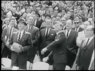 As the Washington Senators take the field, President Kennedy throws out the first pitch on opening day of baseball, 4-8-63 lancer la balle.gif, fév. 2021