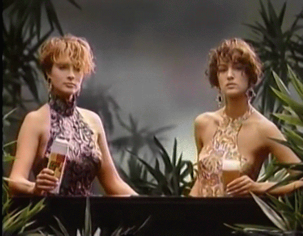 Asahi Beer (1985) Gabrielle d'Estrées et sa soeur le talk show.gif, août 2020