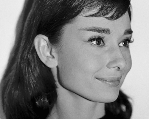 Audrey Hepburn  dans la file d'attente à la poste de Nogent le Rotrou Funny Face, 1957.gif, août 2020