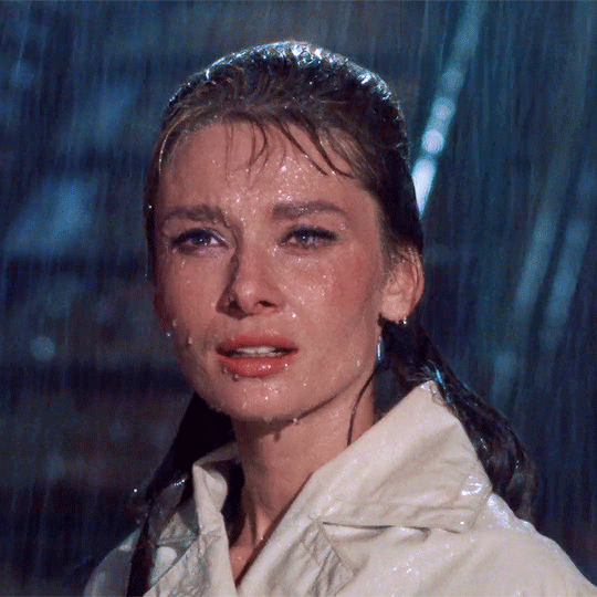 Audrey Hepburn as Holly Golightly in Breakfast at Tiffany’s (1961) dir. Blake Edwards tu pleures.gif, déc. 2020