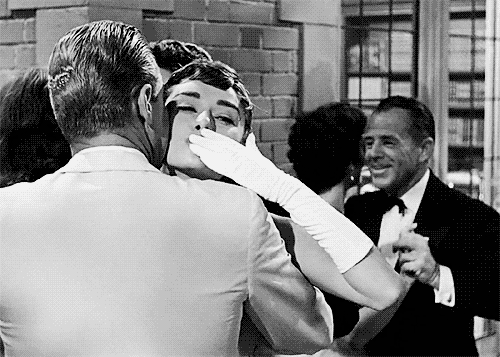 Audrey Hepburn dances with William Holden in Sabrina 1954.gif, juin 2020