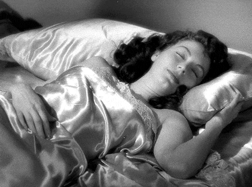 Ava Gardner in ONE TOUCH OF VENUS (1948) dessous chics et confinement.gif, mar. 2021