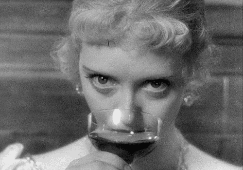 Bette Davis in Of Human Bondage 1934 remettez moi une coupe d'eau d'Evian.gif, janv. 2024