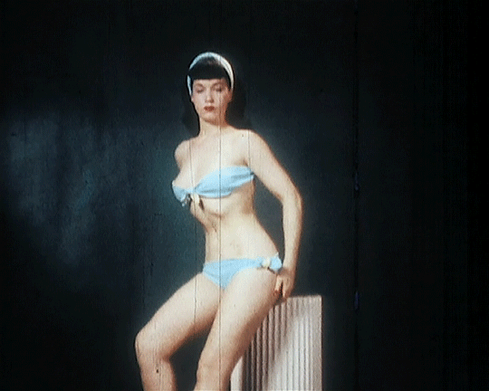 Bettie Page posing for a photoshoot circa 1950s ne respirez plus.gif, févr. 2024