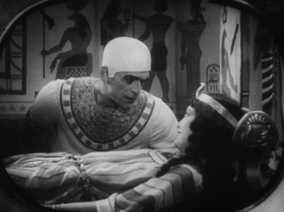 Boris Karloff being adorable with Zita Johann in The Mummy (1932) bonjour princesse.gif, août 2020